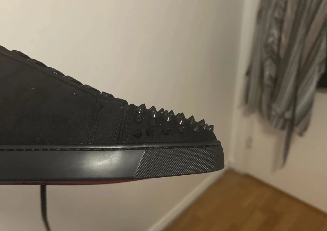 Christian Louboutin svarta sneakers med nitar - 1