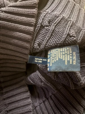 Mörkblå stickad tröja från Ralph Lauren - Säljer en mörkblå stickad tröja från Ralph Lauren med klassiskt kabelstickat mönster och rund hals.☺️ Tröjan har långa ärmar och ribbade muddar vid ärmslut och nederkant. Den ikoniska vita Polo-loggan är broderad på bröstet. Jag klippte bort lappen i kragen då den kliade ock var dryg🤗35 cm axelbredd, 55cm full längd,54 cm ärmlängd☺️skickar ut tröjan 0-1 dagar efter köp🔥skriv om du har några funderingar😇