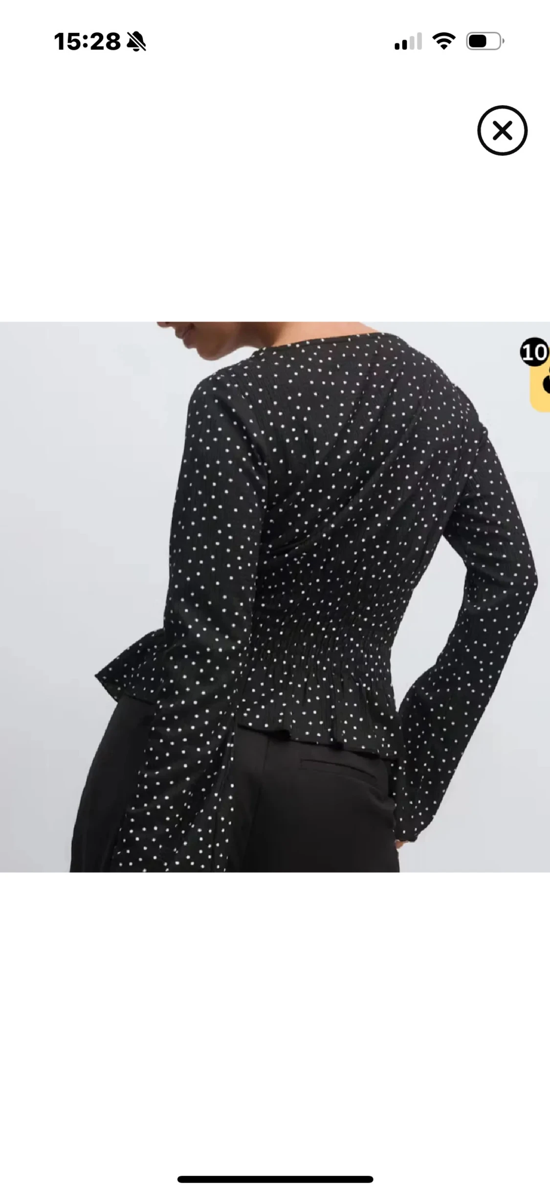 Svart prickig blus med volang - 1