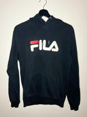 Fila hoodie svart - Svart Fila hoodie i mycket bra skick, pm vid intresse.