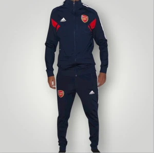 Arsenal träningsoverall strl S - Helt ny. Fin replika med grym kvalitet. Modellen är 175cm lång. Pris: 999kr. Först till kvarn som gäller.