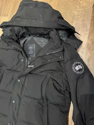 Canada Goose Wyndham Black badge - Säljer nu denna canada goose wyndham modellen med svart logga. 10/10 skick bara haft den i någon månad. Pris kan diskuteras vid snabb affär. Vid frågor hör av er 🤗