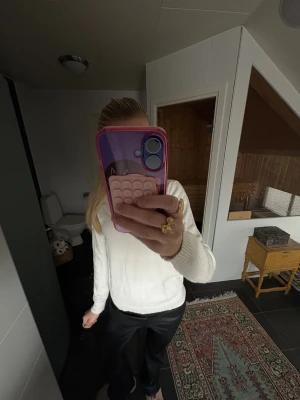 Vit stickad tröja från VILA - En basic vit stickad tröja från VILA med rund halsringning och ribbade muddar. Tröjan är långärmad och har en klassisk, enkel design som är lätt att matcha med allt🩷