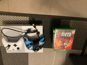 Xbox One S 1TB + 2 handkontroller + spel - 🎮 Xbox One + 7 spel – FIFA 20‑24 & GTA V 🎮  Säljer Xbox One med följande spel: 	•	FIFA 20, 21, 22, 23, 24 	•	GTA V + Read dead ll + W2k16 (boxningsspel) + Assaassins creed syndicate!  Handkontroller: Ena fungerar helt perfekt, den andra fungerar men en knapp är trasig (tror det går att fixa). Kablar ingår.  💰 Pris: 1 400 kr (kan diskuteras vid snabb affär) 📦 Hämtas i [ditt område] eller skickas mot frakt 💬 Kontakta mig för fler bilder eller info 