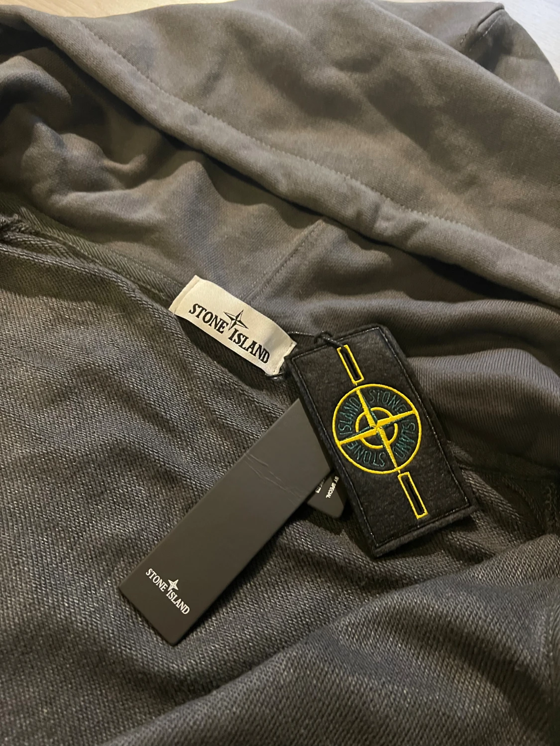 Mörkgrå hoodie från Stone Island - 1