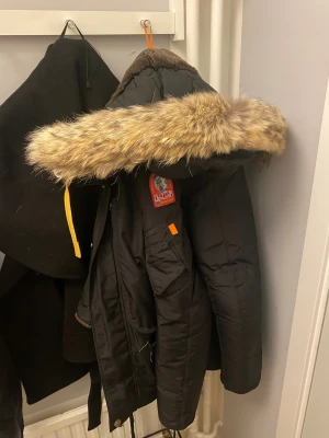 Parajumpers Jacka - Säljer min äkta parajumpers jacka i storlek Xs passar storlek S också, jag är 175 och den sitter perfekt, priset är diskuterbart