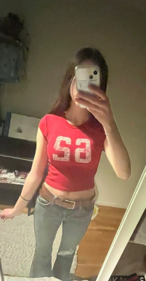 Röd croppad topp med tryck - Röd croppad topp från H&M med 62-tryck på framsidan. Den är i storlek 146/152 men går att använda som en tajt cropped top om man har större storlek än dettttttt💕