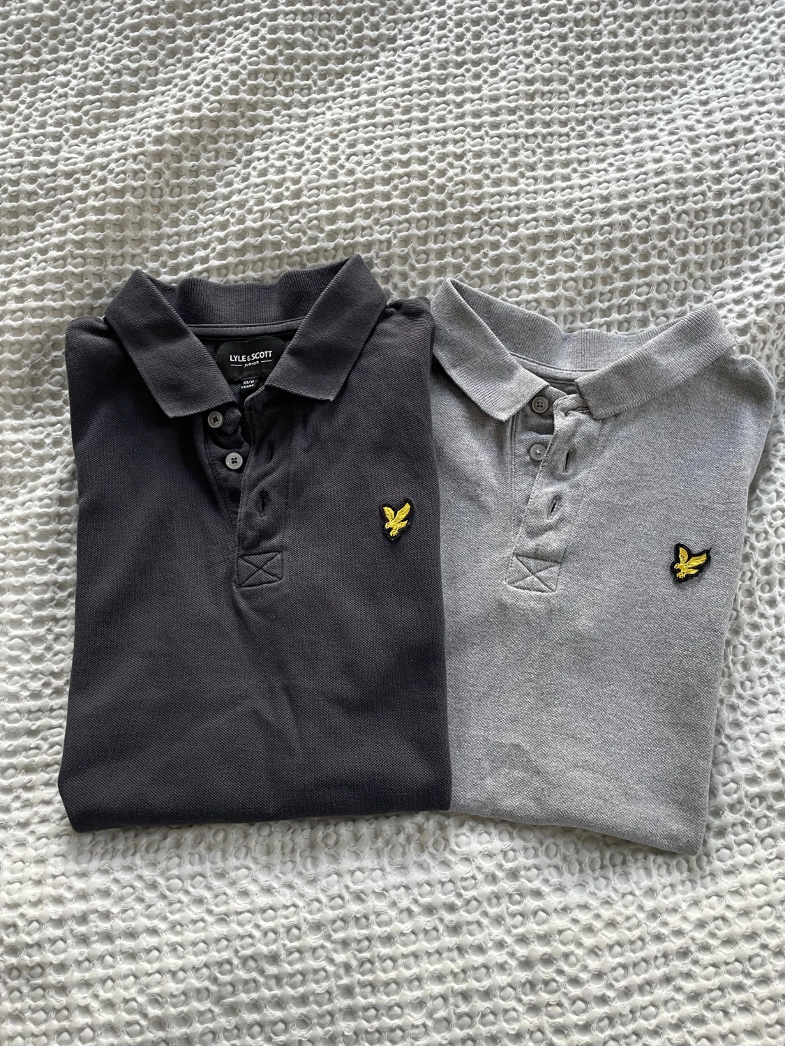 Två pikétröjor från Lyle & Scott