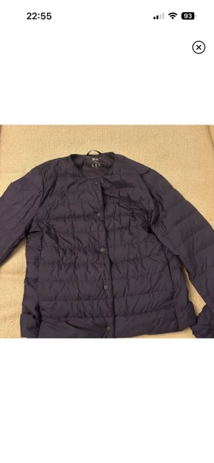 Mörkblå dunjacka från Uniqlo XS - Säljer en uniqlo jacka i storlek xs. Den är i superfint skick och inte använd så mycket. Säljer pga att den är för liten💕