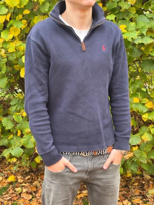 Ralph Lauren half zip marinblå - Mycket bra skick, lite urtvättad  Äkta!  Nypris 2299kr  Modell 170ca 55kg