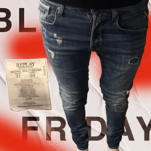 Replay Royals blå jeans med slitningar - Säljer ett par Replay Royals jeans i blå tvätt med coola slitningar och detaljer. Jeansen har klassisk femficksdesign, bruna läderpatch och snygga slitna partier framtill. Passformen är smal och materialet är robust jeans. Perfekt för dig som gillar streetstyle.