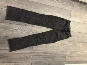 Raka grå/svara jeans. LÅNGA - Raka grå/svarta jeans. Lång modell. 