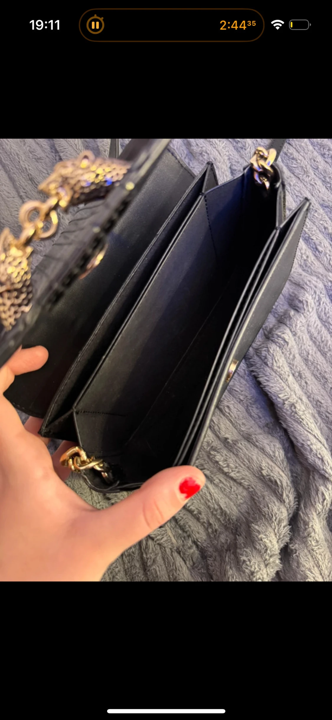 Svart axelväska med guldkedja - 1