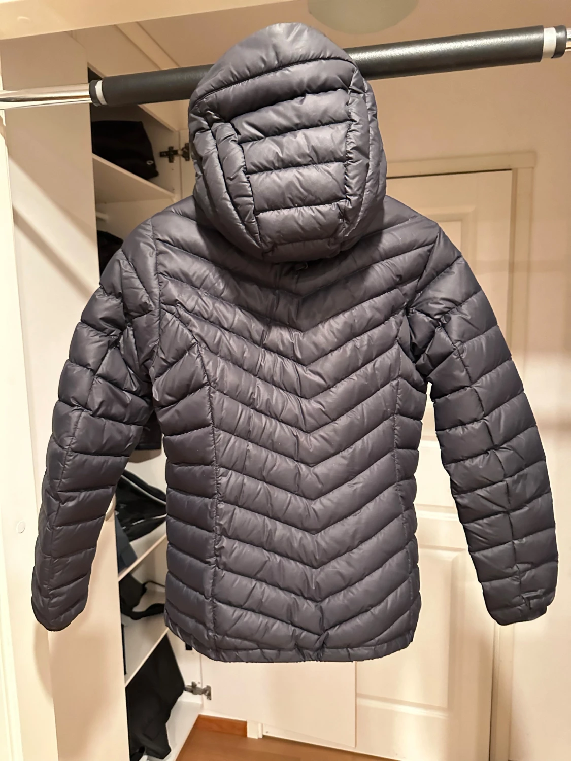 Svart dunjacka från Peak Performance - 1