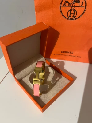 Armband  - Jättefint armband i populär design. Går enklet att öppna och stänga. Observera att box och påse inte ingår i köpet. Aldrig använd