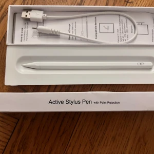 Active Stylus Pen with Palm Rejection - Ny Active Stylus Pen med palm rejection, lång batteritid och magnetisk fäste. Passar iPad Pro 11/12.9 tum (3:e gen), iPad Air (4:e gen), iPad (7:e gen), iPad mini (5:e gen). Levereras komplett i originalförpackning med laddkabel.