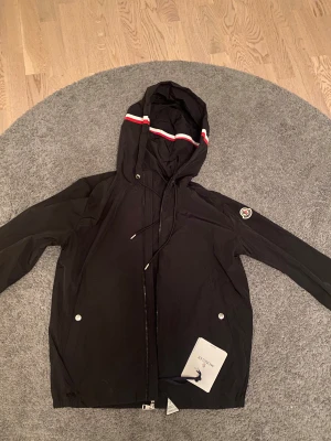 Moncler Vindjacka (Svart) - Svart Moncler Windbreaker. Storlek 1 (Motsvarar S). NFC scan fungerar. Fråga gärna för fler bilder eller funderingar. 