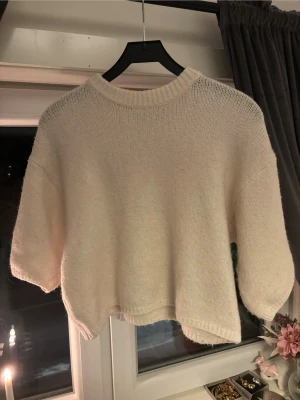 Vit stickad tröja med loose fit - Supermysig vit stickad tröja med loose passform och rund hals. Tröjan har lite kortare längd och breda, halvlånga ärmar.🤍🤍