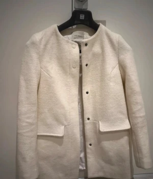 Vit jacka/kappa - Supersöt fin medellång kappa från Zara i storlek 34💗Pris kan diskuteras vid snabb affär❤️