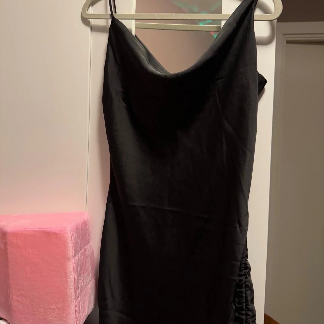 Svart satinklänning med tunna axelband