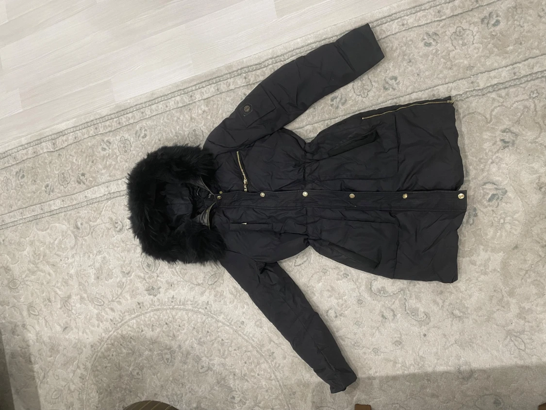 Svart parkas från Hollies med äkta päls. - 2