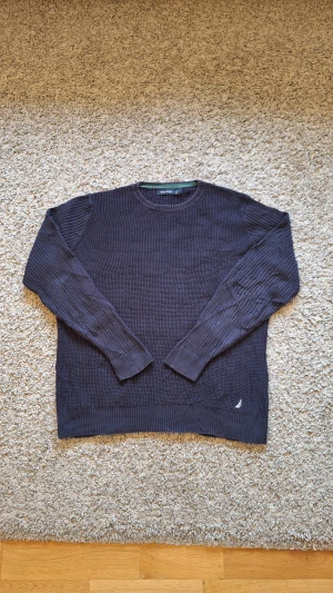 Marinblå stickad tröja från Nautica - Snygg marinblå stickad tröja från Nautica i storlek L(passar M också). 100% bomull. Använda fåtal gånger och skicket är bra samt det finns inga defekter eller slitningar. Tröjan har dock lite creasningar, men det går bort enkelt med lite strykning. Den har rund halsring och är riktig skön och varm. Skick: 7.5/10