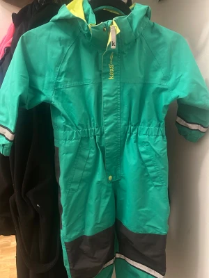 Kaxs overall  - Grön overall från märket Kaxs, hällorna är hela. Overallen har inga hål eller fläckar.