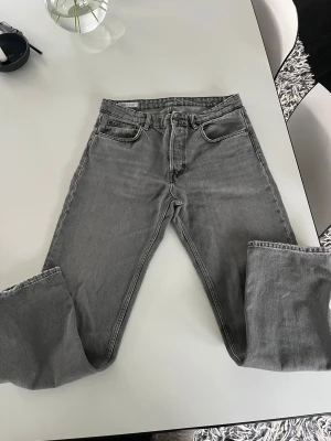 Grå loose jeans från Zara - Säljer ett par grå jeans från Zara med klassisk femficksdesign och raka ben. Knappt använt mycket bra skick loose byxor som passar till allt typ. W31-32 L 32