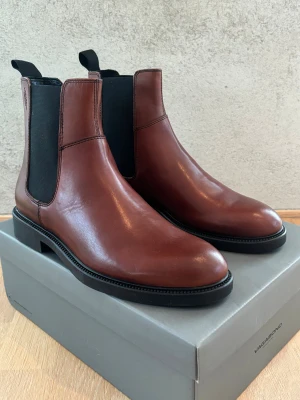 Nya Vagabond Alex Chelsea boots - Helt nya  grymma chelsea boots Vagabond Alex i höfgkvalitativt cognacbrunt koskinn. Yttersula i gummi. Storlek 42. Kartong medföljer. Nypris 1700 kr 