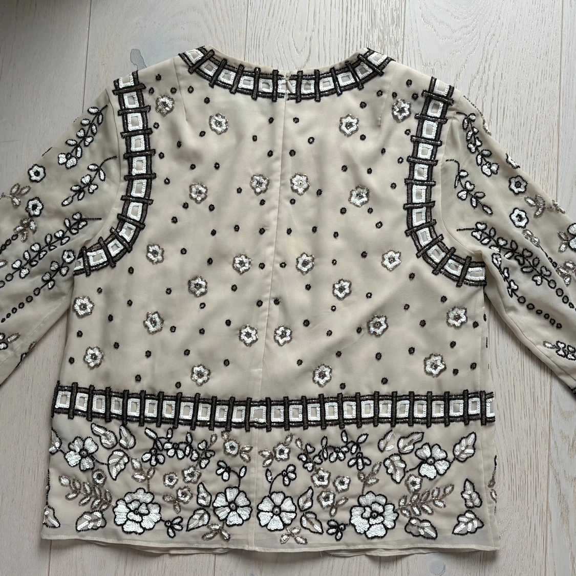 Beige blus med pärlbroderi från Needle & Thread - 1