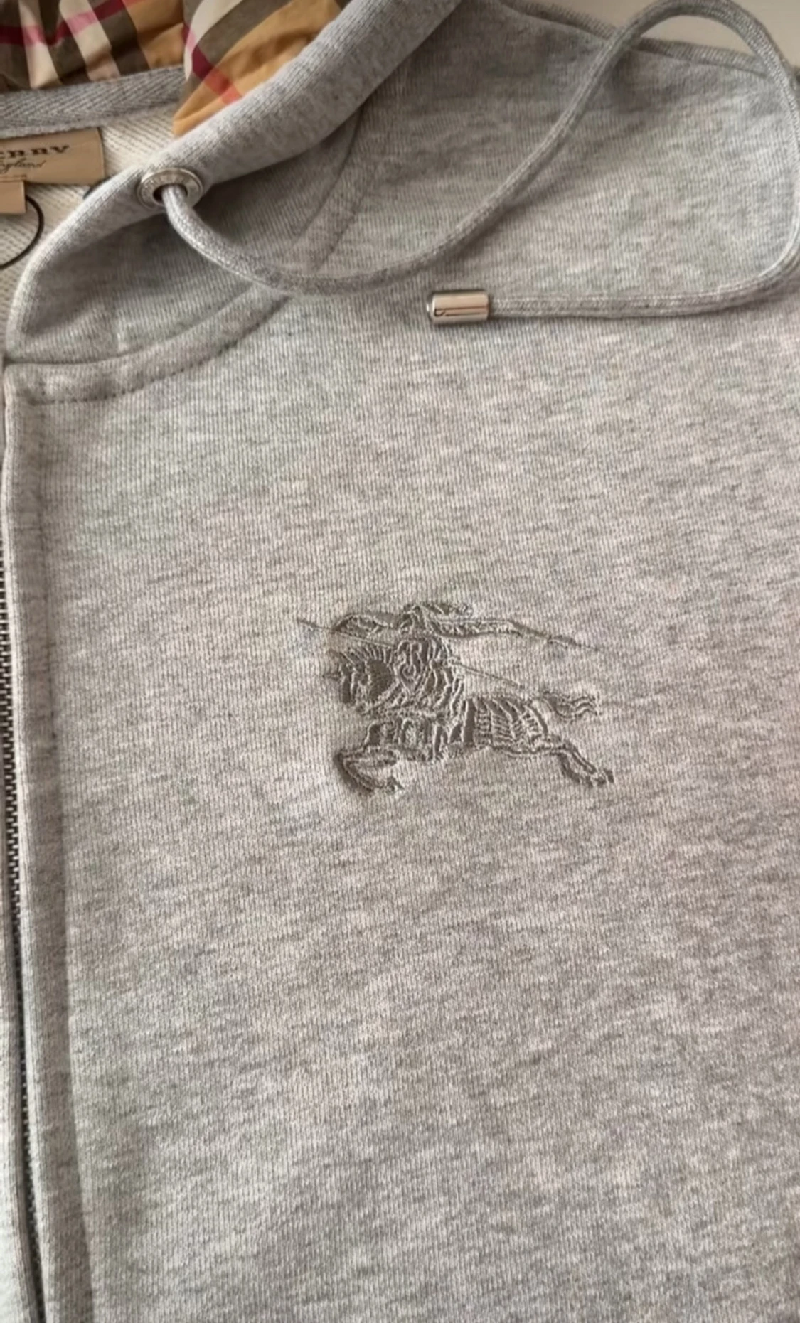 Grå hoodie från Burberry med dragkedja - 2