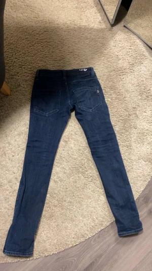 Replay mörkblå slim jeans - Tja! Säljer dessa  jeans från Dondup med femficksdesign jeansen är köpta i Milano Italien och har storleken på 30/30 men kan också passa lite mindre. Priset är ej på hugget så tveka inte att höra av er :))