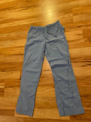 Ljusblå linnebyxor från Bik Bok - Snygga ljusblå linnebyxor från Bik Bok. 