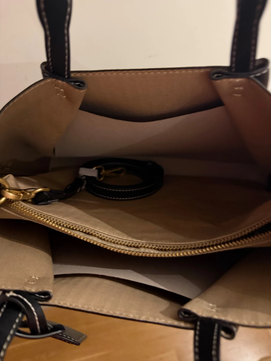 Svart handväska i skinn med vita sömmar - 1