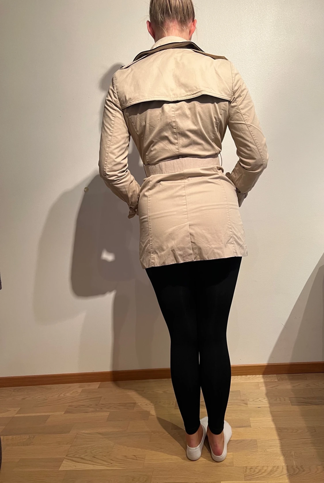 Beige trenchcoat med gulddetaljer - 1