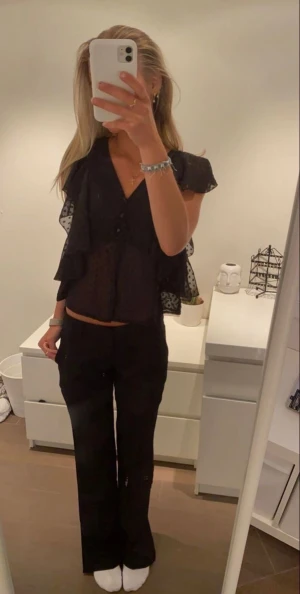  svart blus - Som ny, strl m men liten i storleken. Första bilden e lånad!