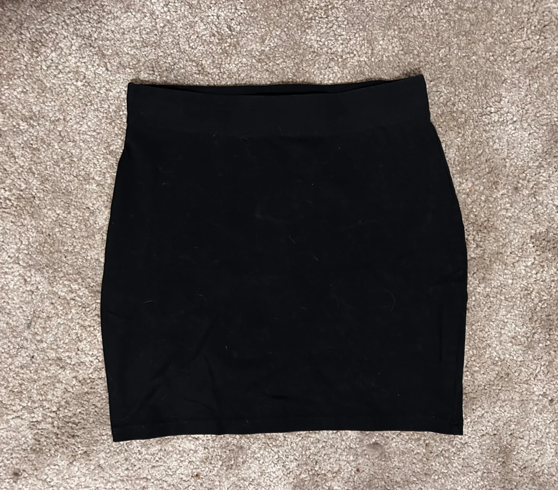 Svart tight kortkjol