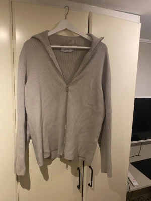Fullzip från Ljung - Säljer denna riktigt snygga flullzipen från Ljung den är köpt för 1500 och bara använd 3 gånger😍 bara att höra av sig vid frågor eller funderingar!!!