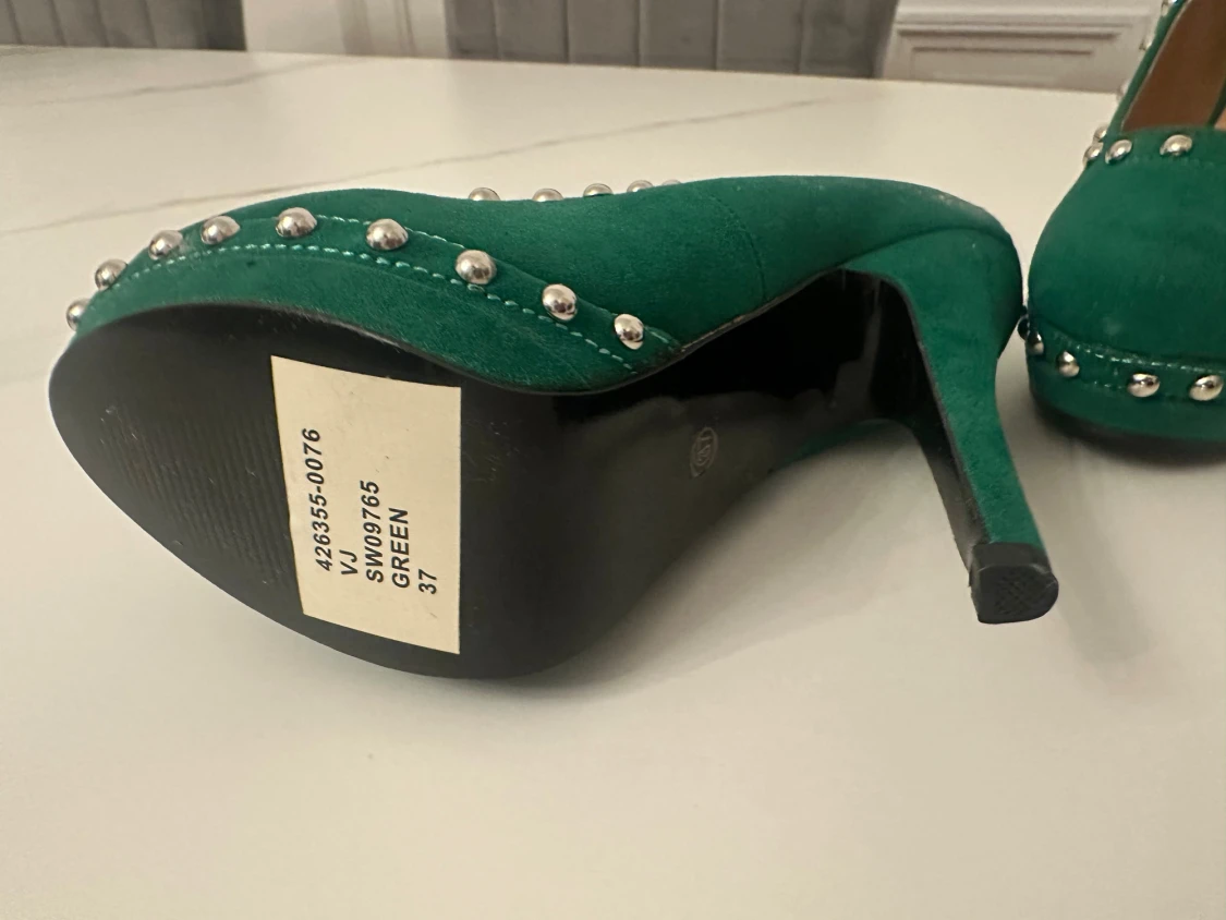Gröna pumps med nitar och hög klack - 3