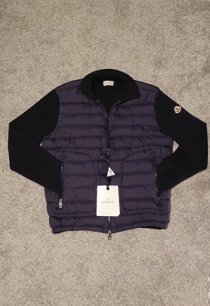 Moncler Cardigan  - Marinblå Moncler Cardigan || Storlek 1/S || NFC funkar || Rabbat om du följer profilen 