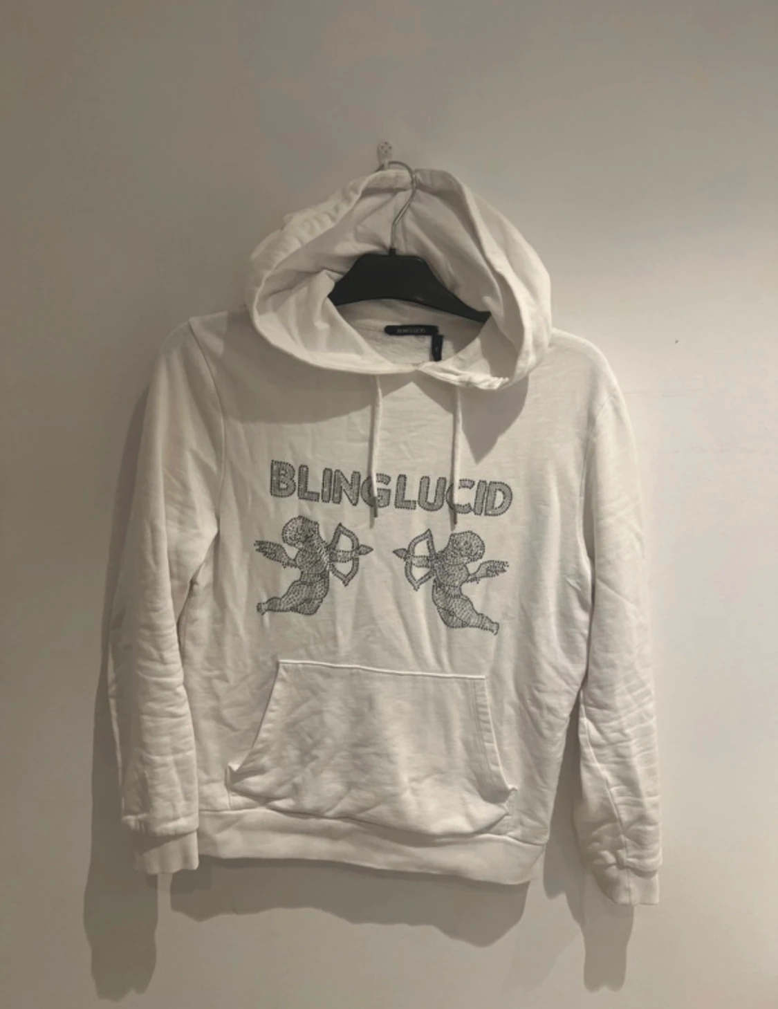 Vit hoodie från Blinglucid med print