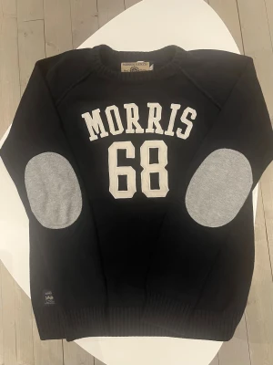 Morris svart tröja Xs/S - Morris svart stickad tröja i helt perfekt skick som ny. Storlek XS/S passar 166-176 cm pris 298 kr 😃kom gärna med frågor 