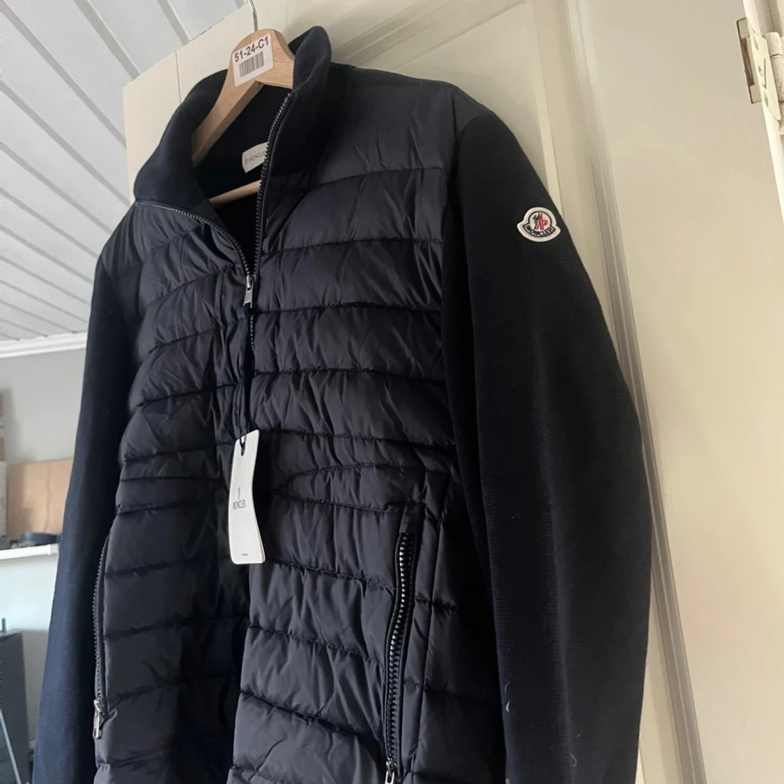 Svart quiltad pufferjacka från Moncler - 1