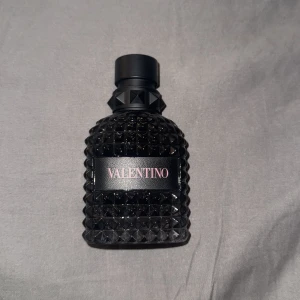 Valentino Born In Roma EdT - Valentino born in Roma. Använd ett par gånger så de är väll typ 20ml kvar. 50ml ny!