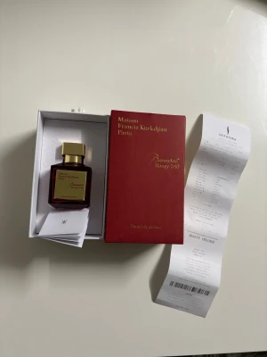 Baccarat Rouge 540 - Lyxig parfym från Maison Francis Kurkdjian, Baccarat Rouge 540 Extrait de Parfum. Volym: 70 ml. Tillverkad i Frankrike. Perfekt för dig som vill sticka ut med en exklusiv doft och snygg förpackning.