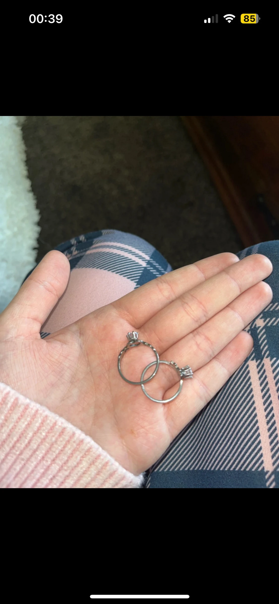 Två silverringar med stenar - 1