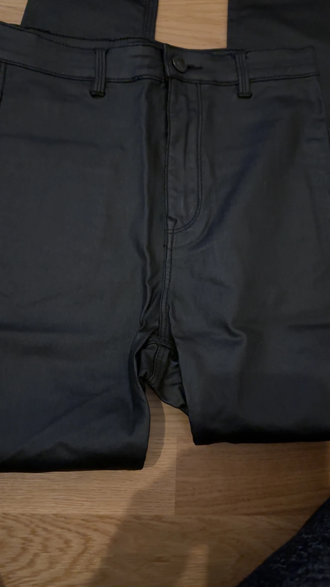 Konstläder high waist byxor från Stradivarius - 2