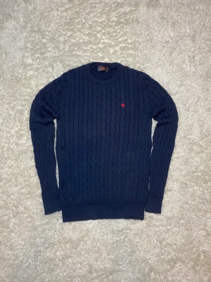 Mörkblå Morris tröja  - Skick 9/10, inga defekter. Storlek M vilket passar 176-186cm. Gåva ingår vid köp! 