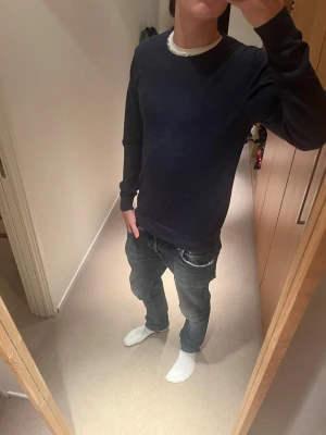 Tröja - J.Lindeberg - Tjena, säljer denna riktigt feta J.lindeberg stickade tröjan. Skicket är väldigt bra, skulle säga 9/10. Storleken är M, killen på bilden är 182 cm. Släng iväg ett dm för frågor eller mer bilder! 🙌🍾