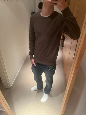 Tröja - J.Lindeberg - Tjena, säljer denna riktigt feta J.lindeberg stickade tröjan. Skicket är väldigt bra, skulle säga 9/10. Storleken är M, killen på bilden är 182 cm. Släng iväg ett dm för frågor eller mer bilder! 🙌🍾